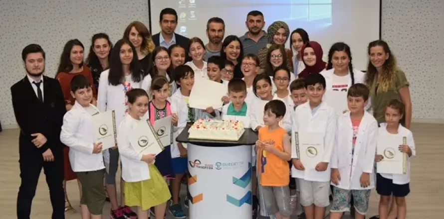 Üniversitemiz ve Düzce Teknopark işbirliğiyle düzenlenen Düzce Çocuk Teknopark Eğitim Programı’nın 3. Dönem kapanış töreni, Düzce Teknopark Konferans Salonu’nda gerçekleştirildi.